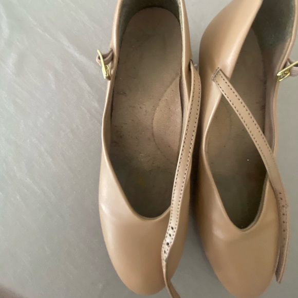 Capezio 550 CAR 1.5” theater, jazz dance tan shoes - Picture 7 of 7